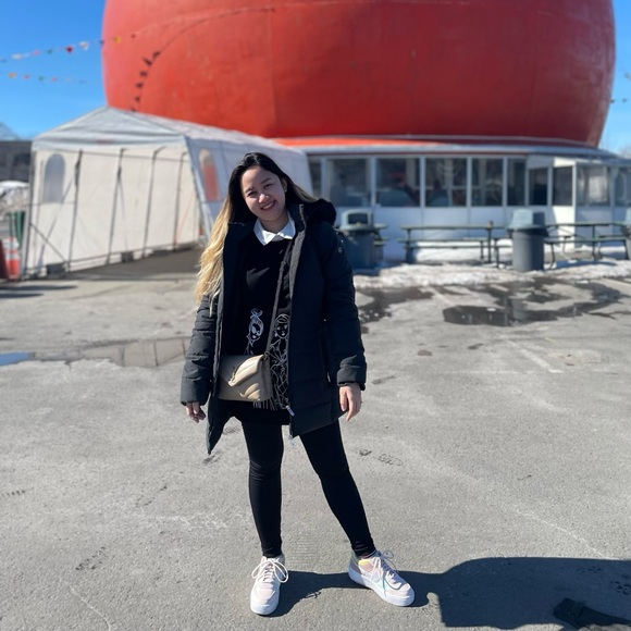 Meet your Posher, Nicole - Picture 3 of 4